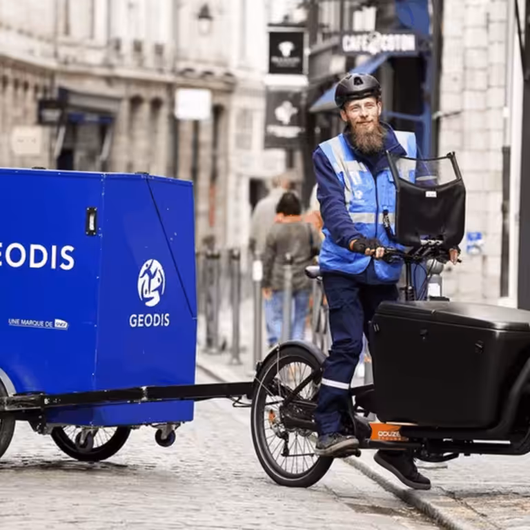 Livreur sur un vélo cargo