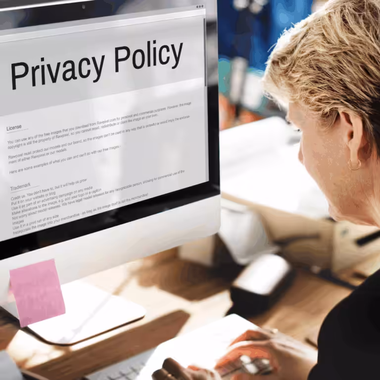 une femme regarde des informations confidentielles