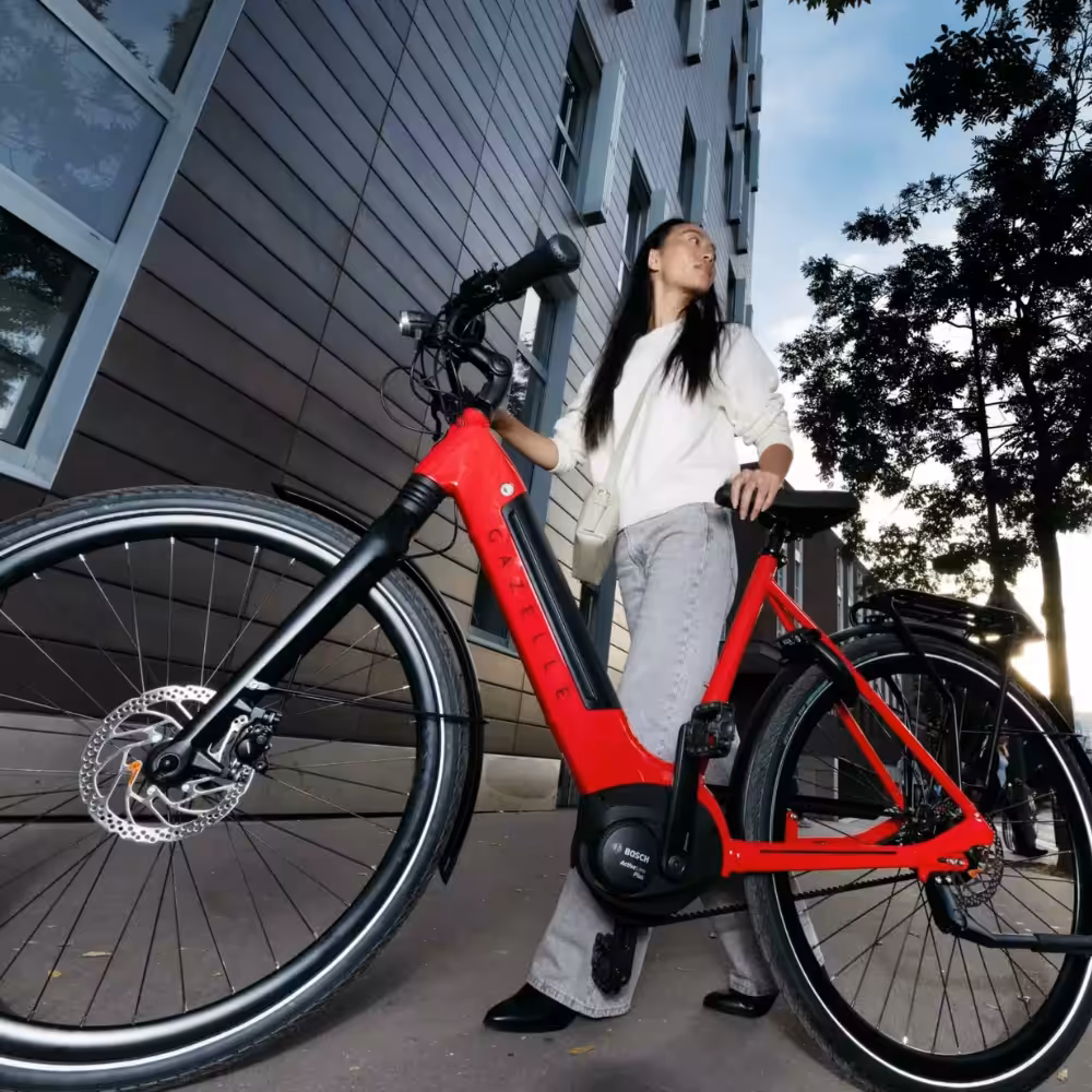 une femme avec un vélo