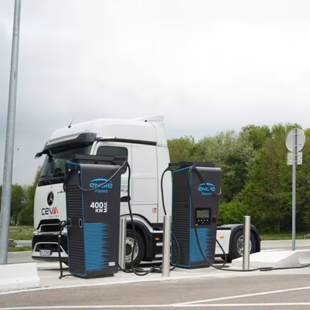 un camion devant des bornes de recharge 