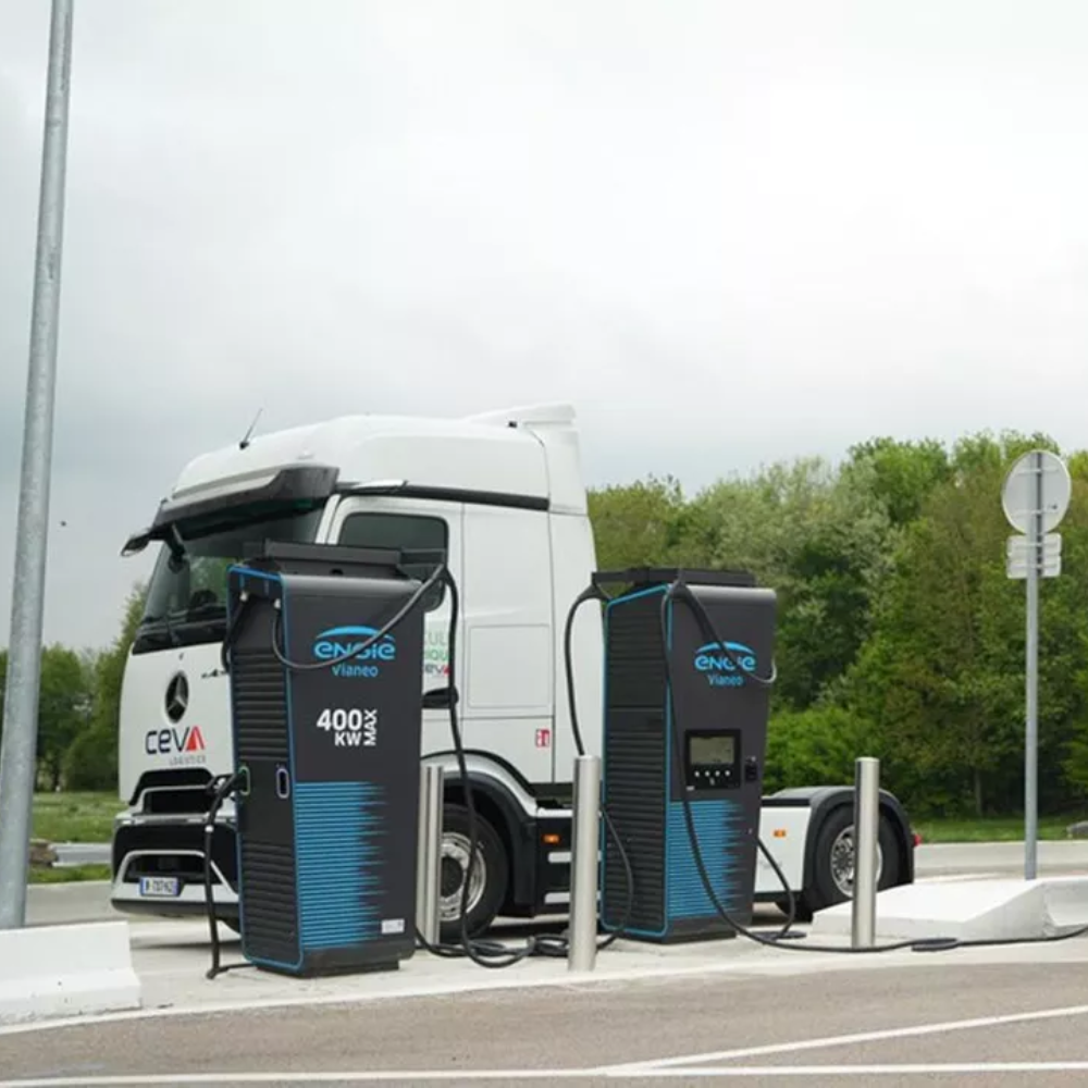 un camion devant des bornes de recharge 