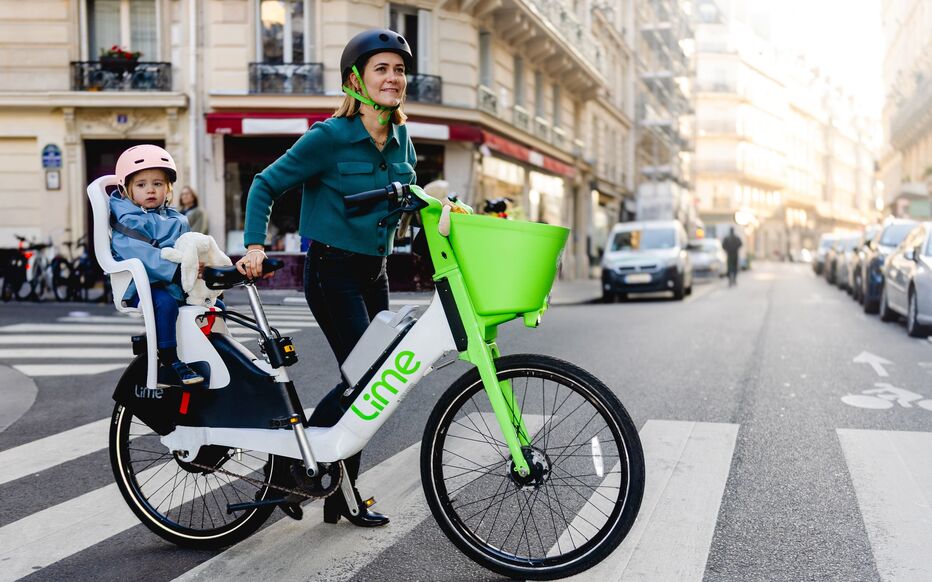 vélo lime avec un porte bébé