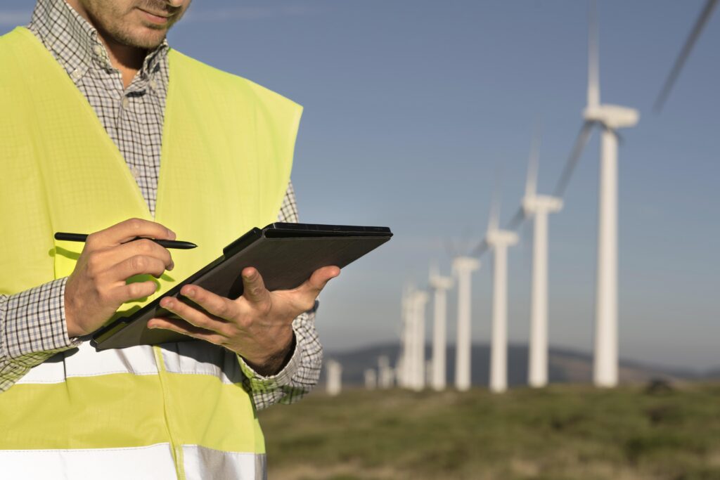 un homme devant des éoliennes
