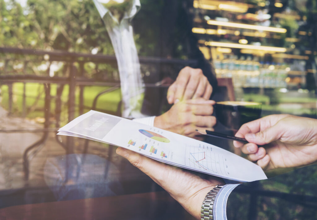 deux hommes discutent d'un rapport 