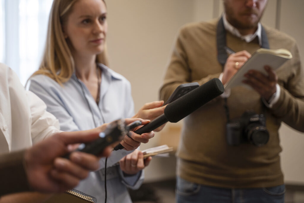 des journalistes écoutent avec attention
