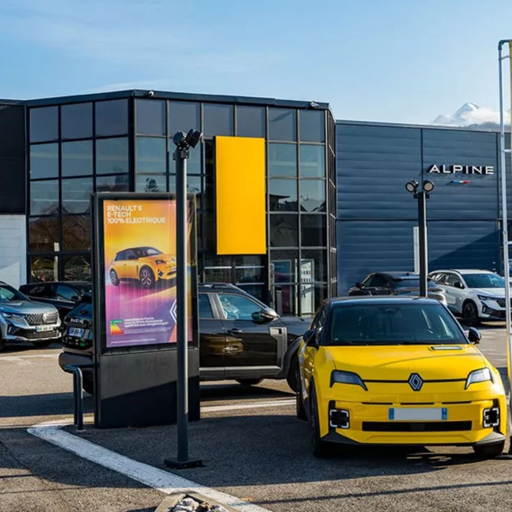 voiture électrique devant une concession