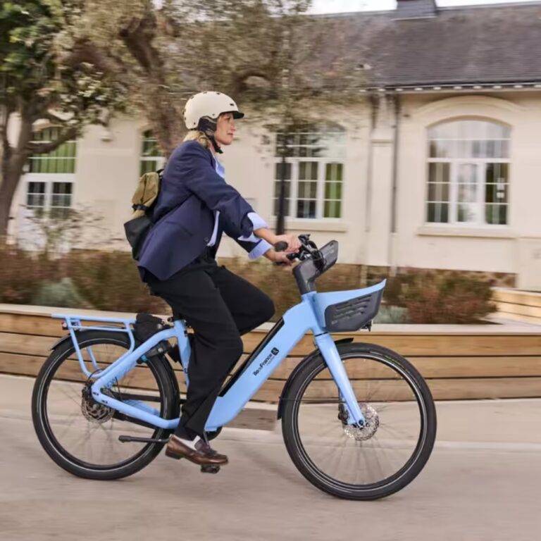 une femme en France sur son vélo
