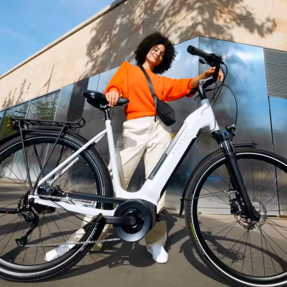 une femme avec un vélo