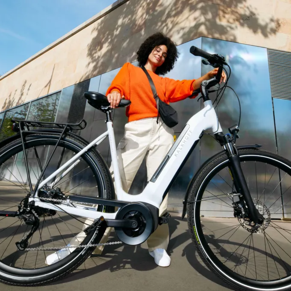 une femme avec un vélo