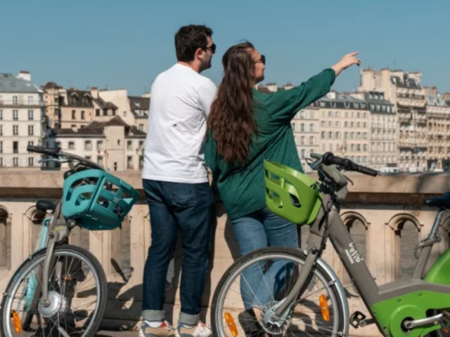 deux personnes sur un pont