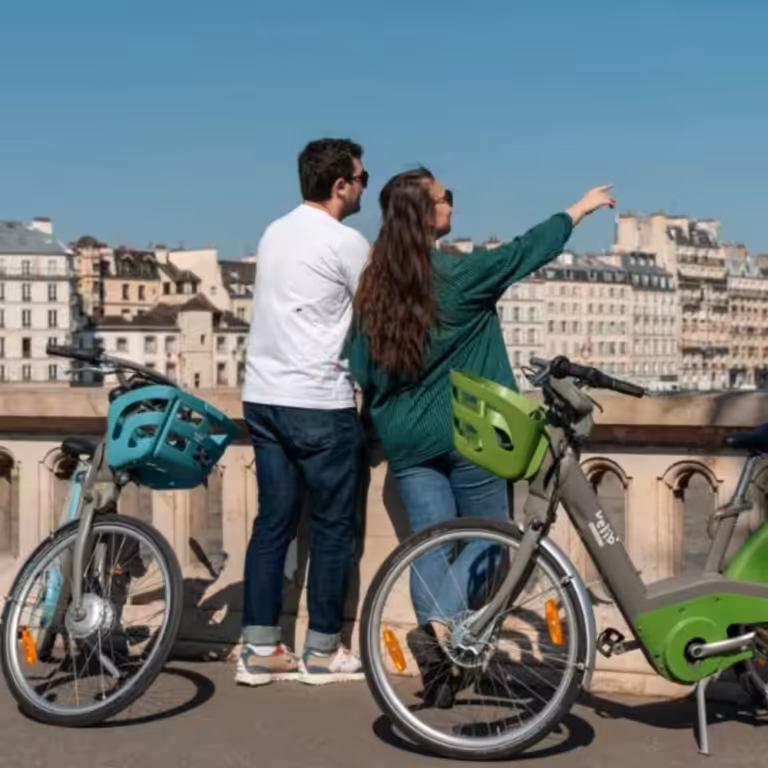 deux personnes sur un pont