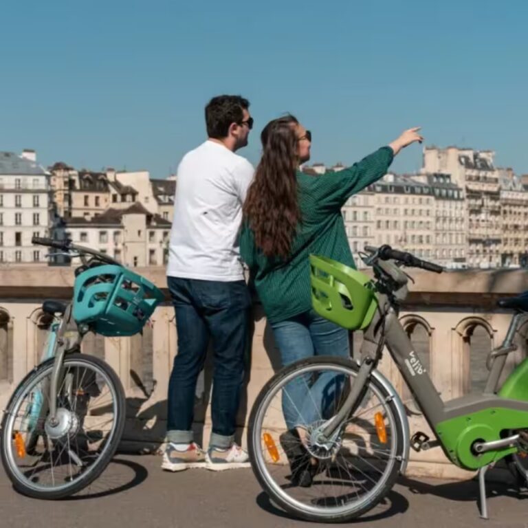 deux personnes sur un pont