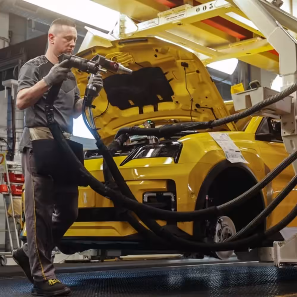 mécanicien dans une usine auto 