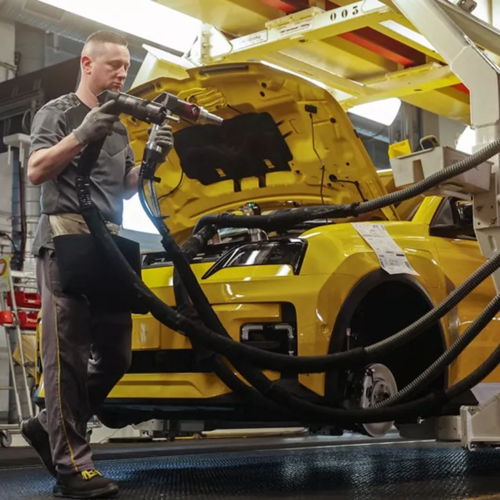 mécanicien dans une usine auto 