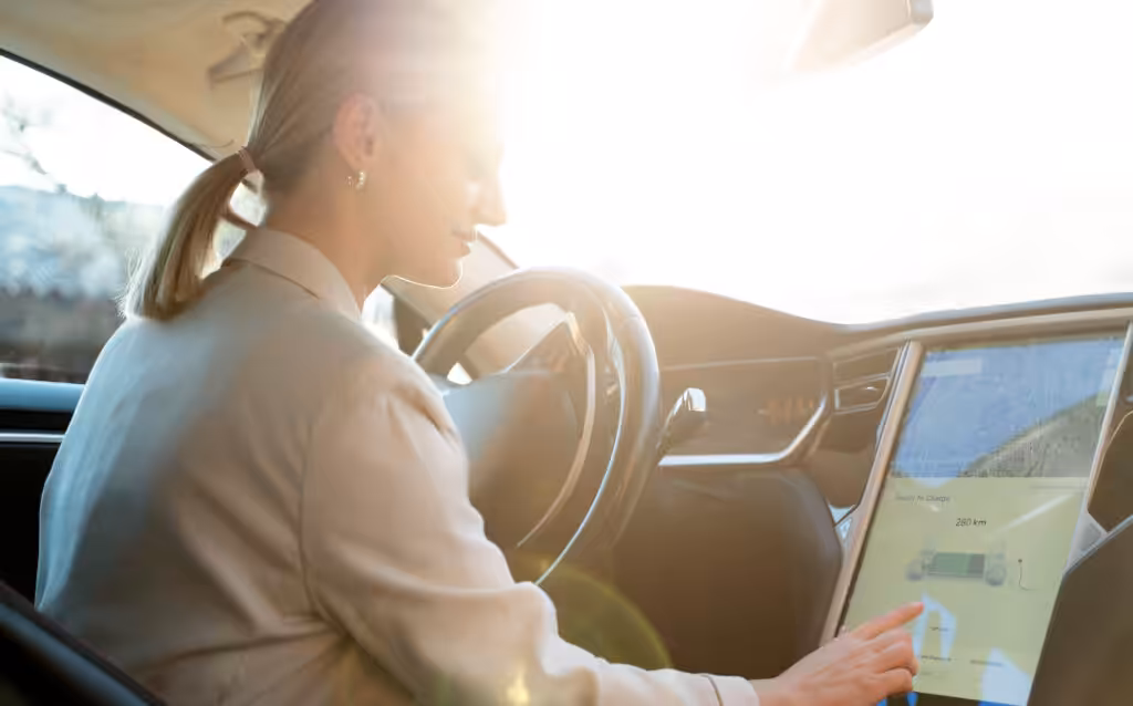 une femme dans une voiture électrique