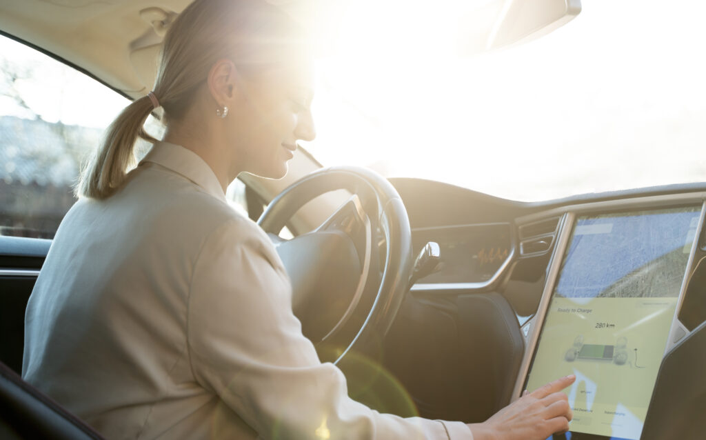 une femme dans une voiture électrique