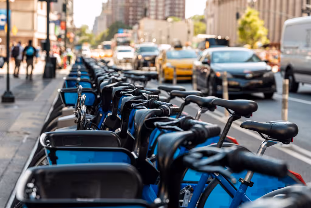 des vélos publics dans une ville