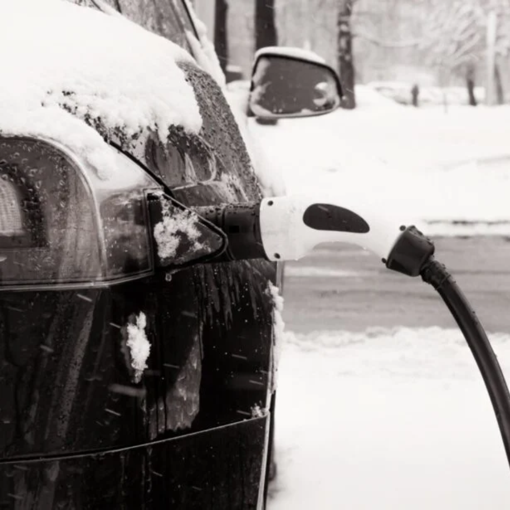 une voiture électrique qui charge sur une infrastructure