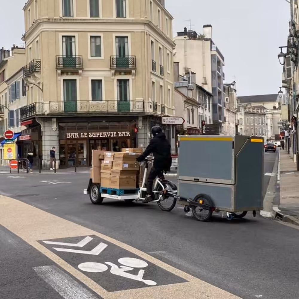 livreur sur un vélo-cargo