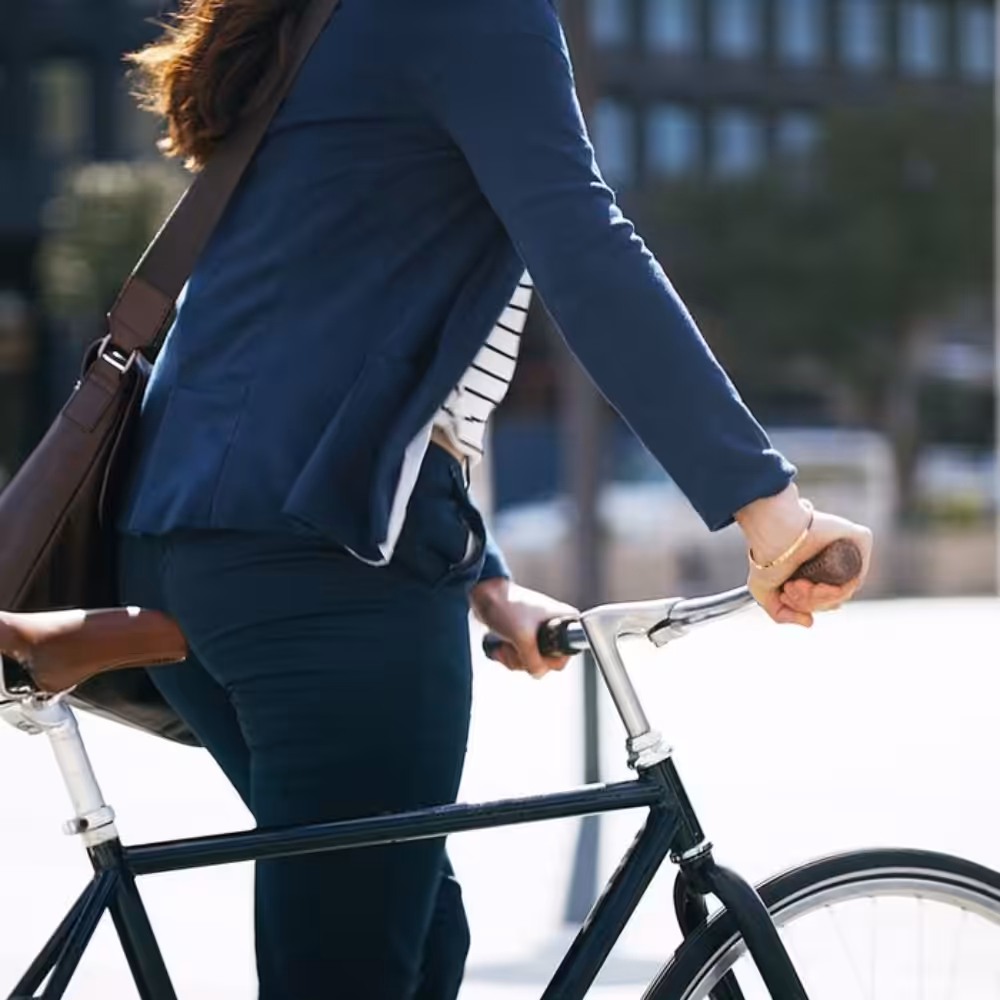 une femme qui pousse un vélo