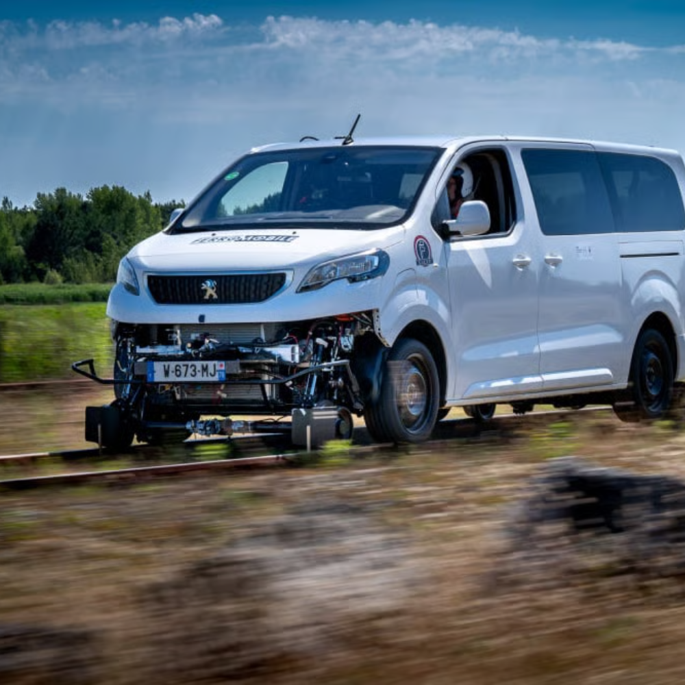 une voiture sur un rail