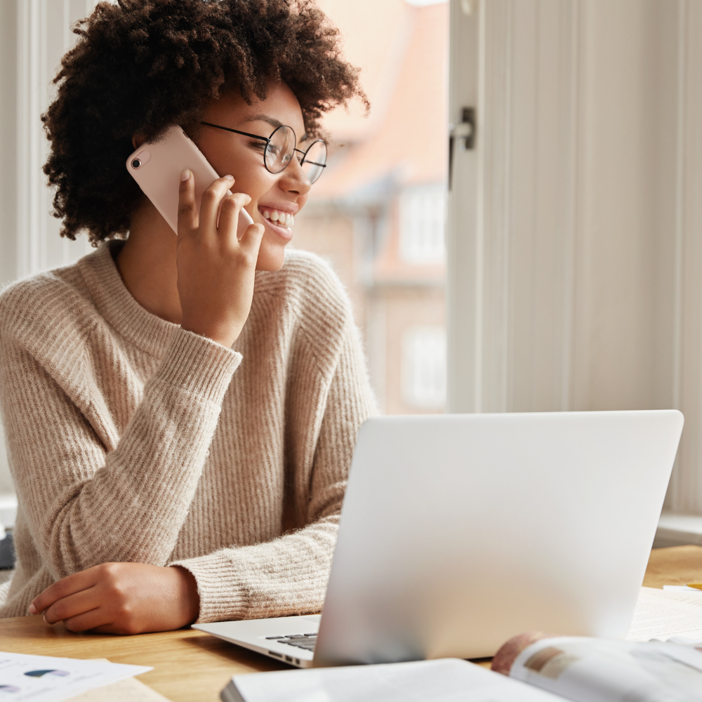une femme au téléphone