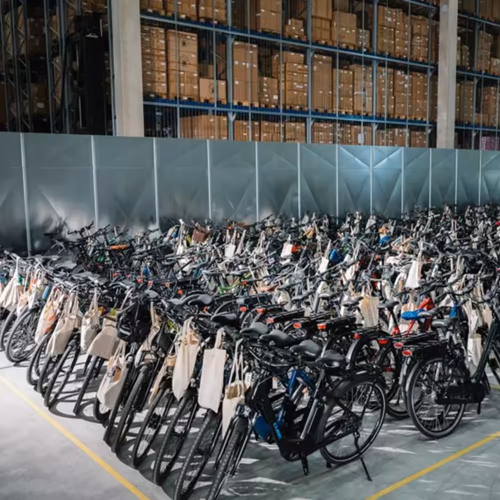des vélos dans un entrepôt