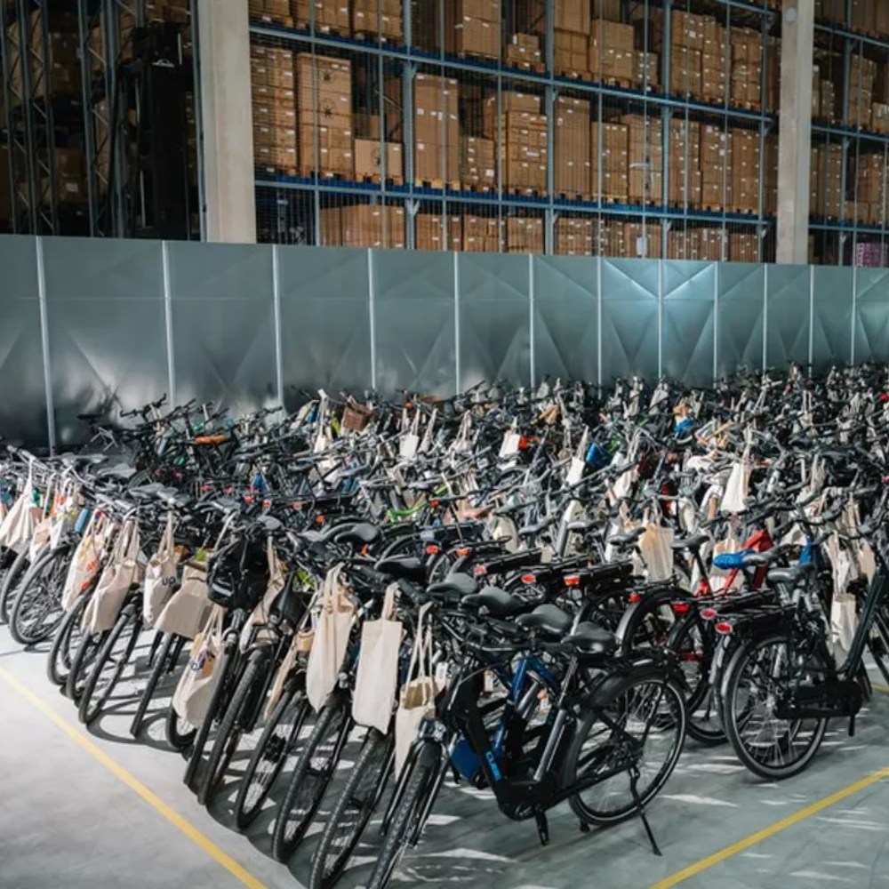 des vélos dans un entrepôt