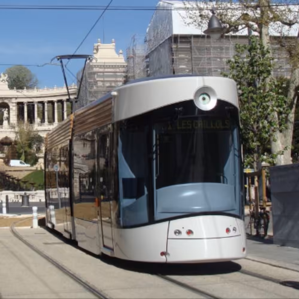 un tram dans une ville 