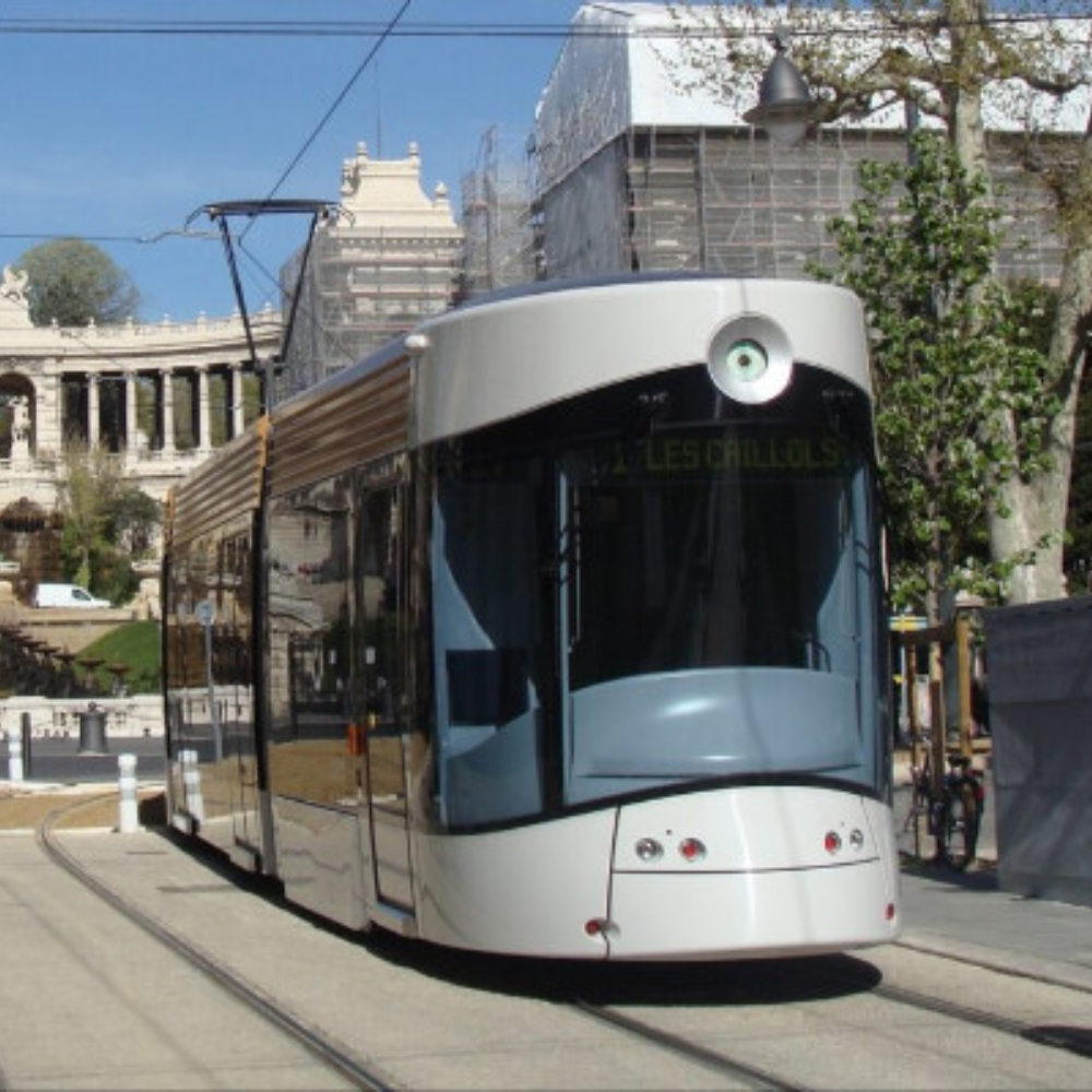 un tram dans une ville 
