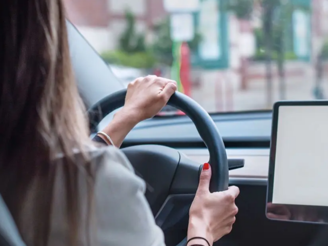 une femme au volant d'une voiture