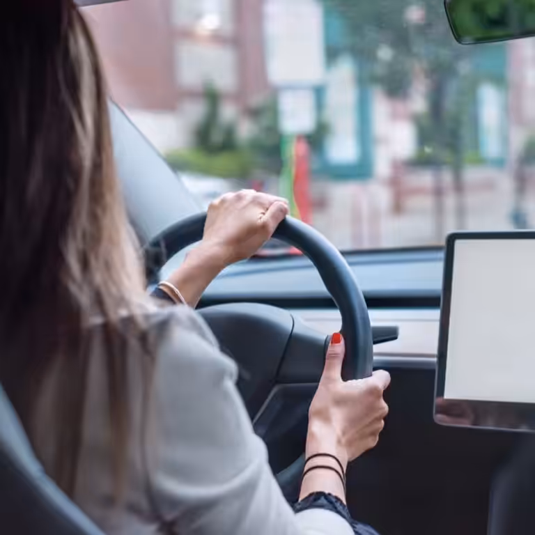 une femme au volant d'une voiture