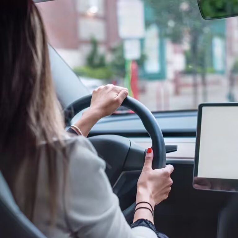 une femme au volant d'une voiture