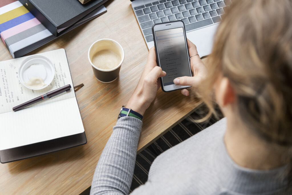 une femme regarde un pitch sur son téléphone