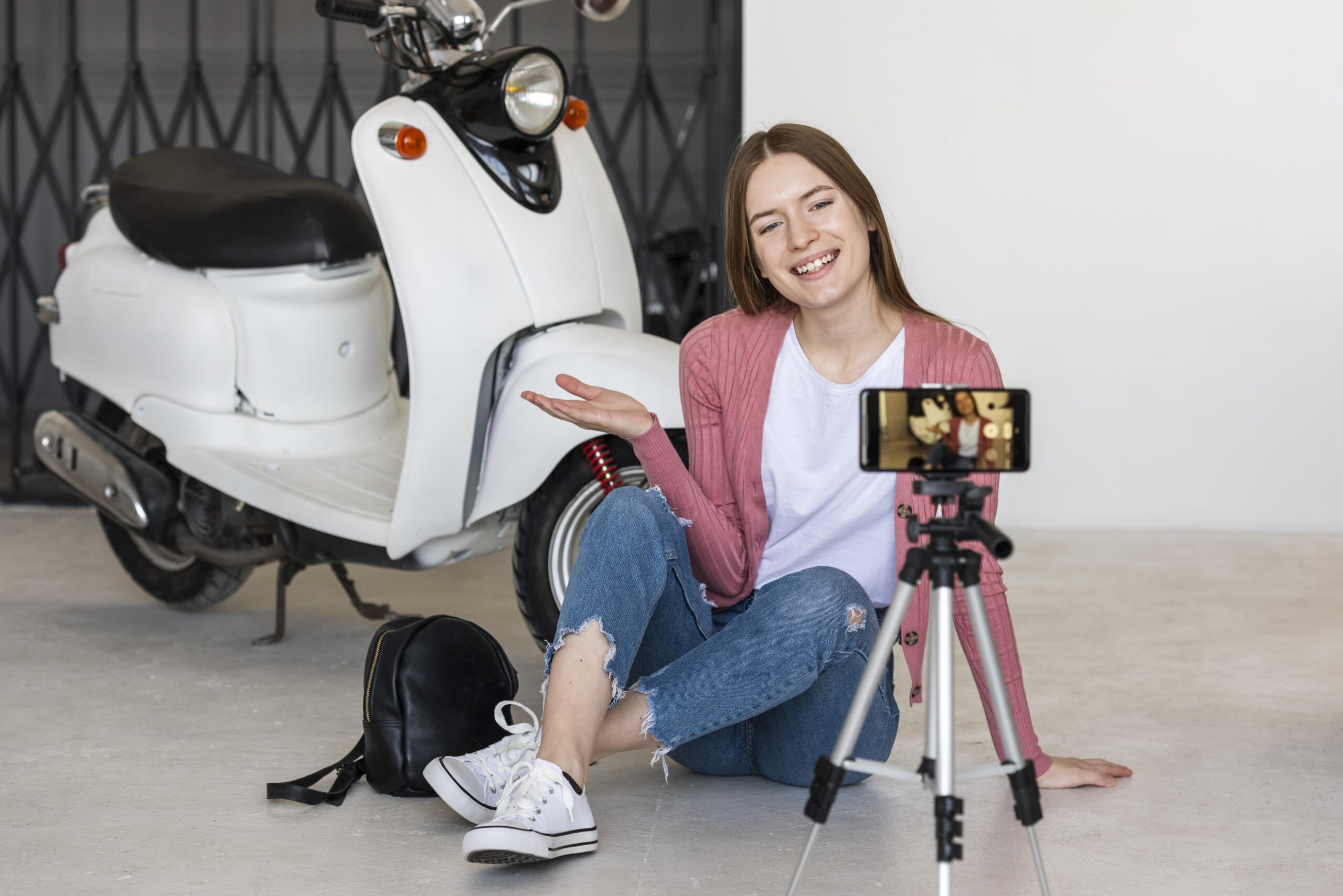 une créatrice de contenu présente son scooter