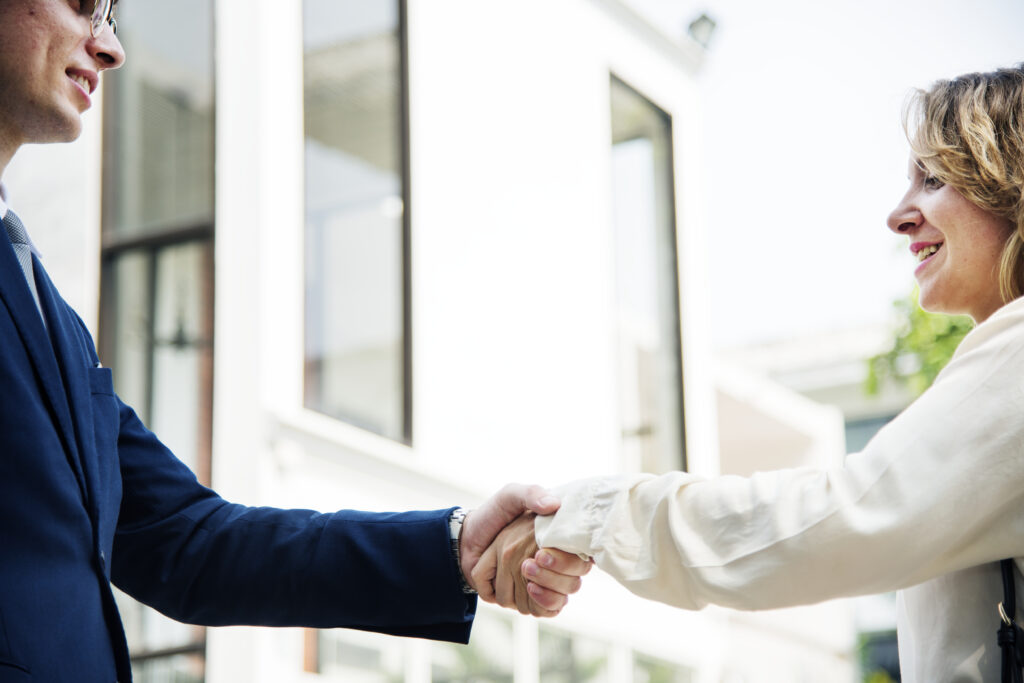 un homme et une femme qui se serre la main