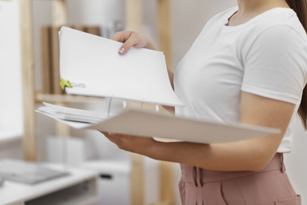 une journaliste rangeant ses dossiers