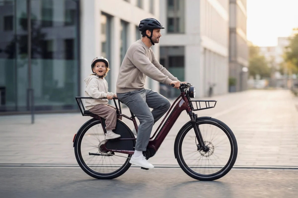un père et son enfant sur un vélo
