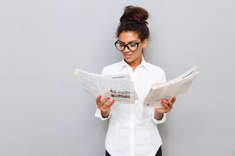 une femme hésitant entre un communiqué et une tribune