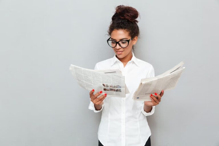 une femme hésitant entre un communiqué et une tribune