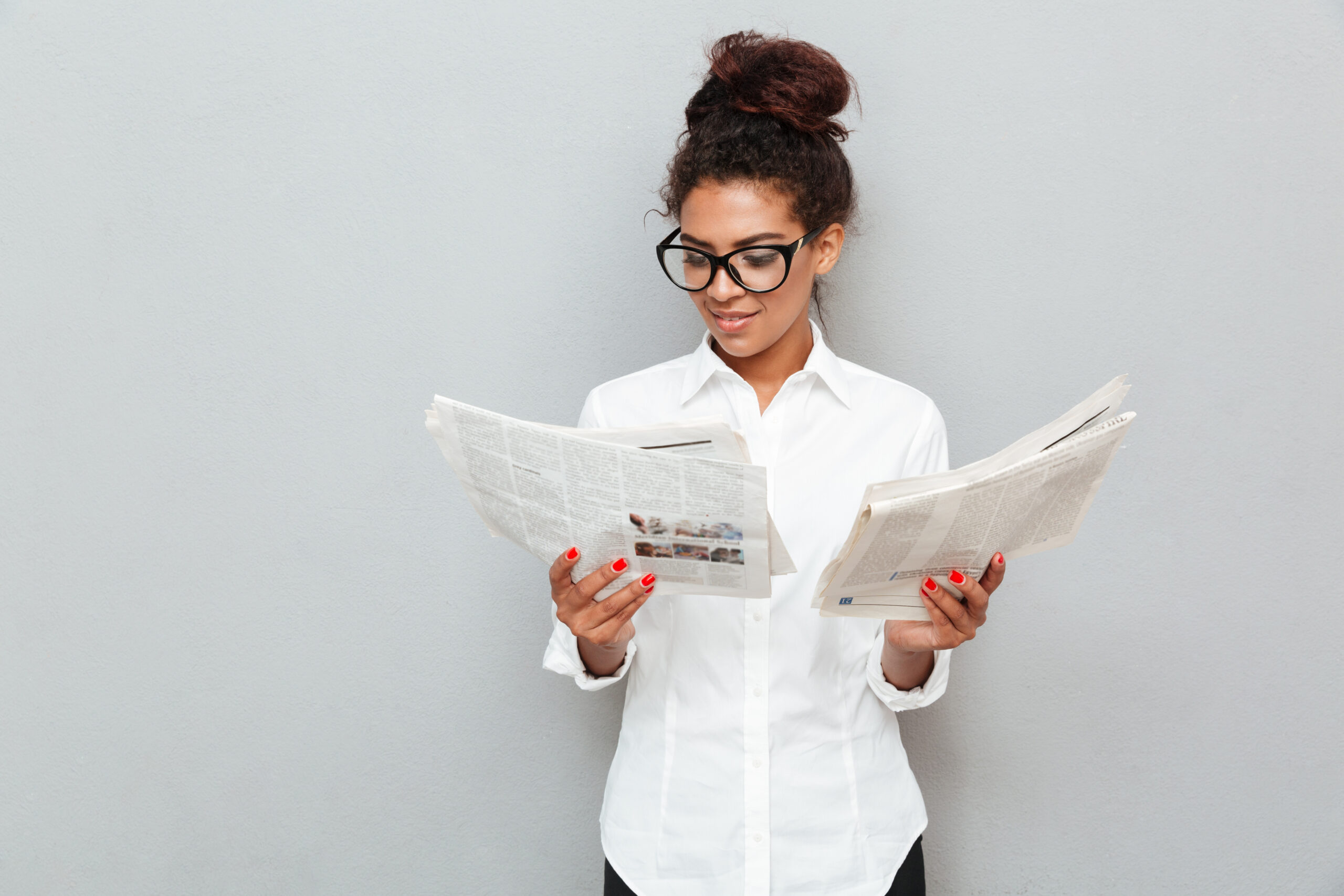 une femme hésitant entre un communiqué et une tribune