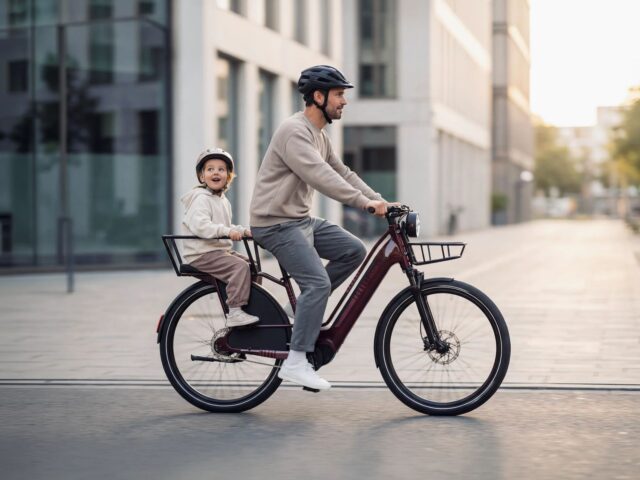 un père et son enfant sur un vélo