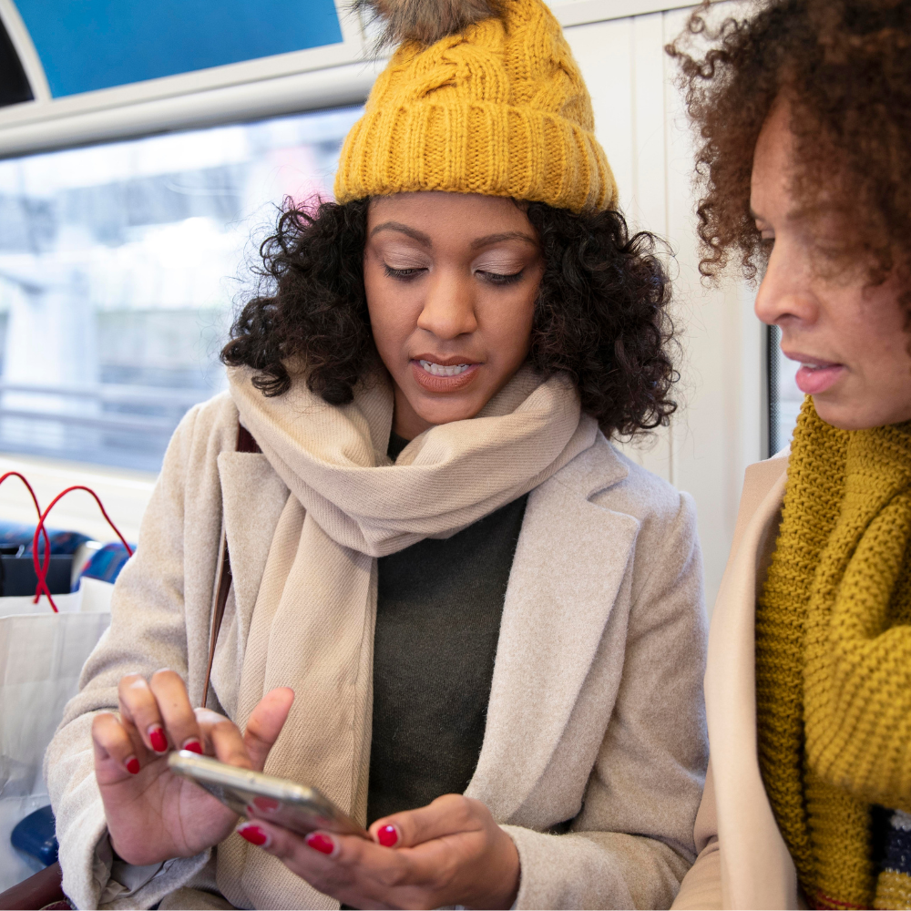 deux femmes qui regarde un téléphone 