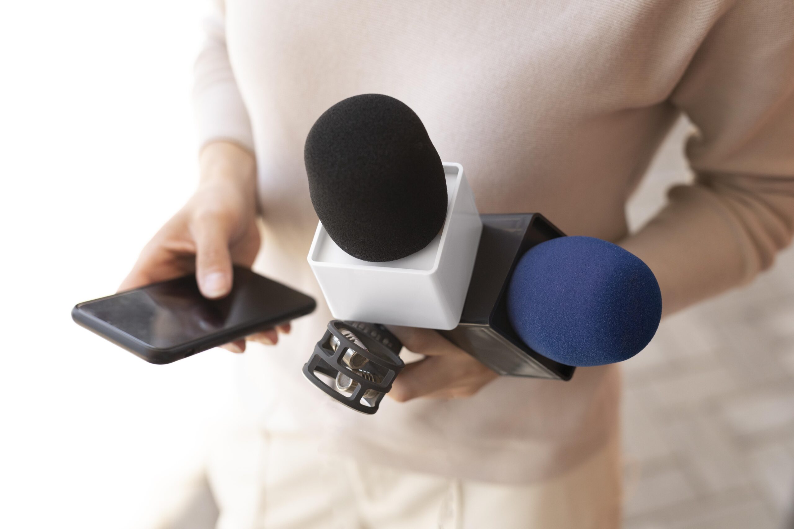 une femme avec des micros 