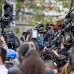 plusieurs journalistes