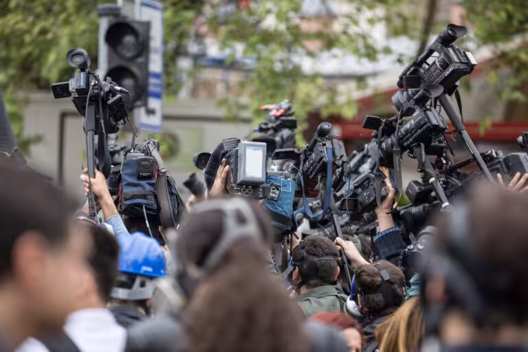 plusieurs journalistes