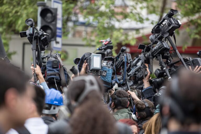 plusieurs journalistes