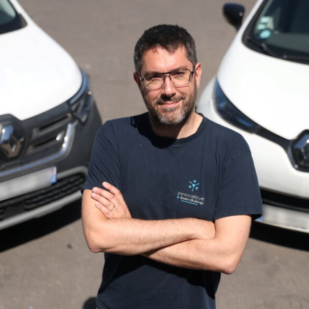 un homme d'entreprise devant des voitures