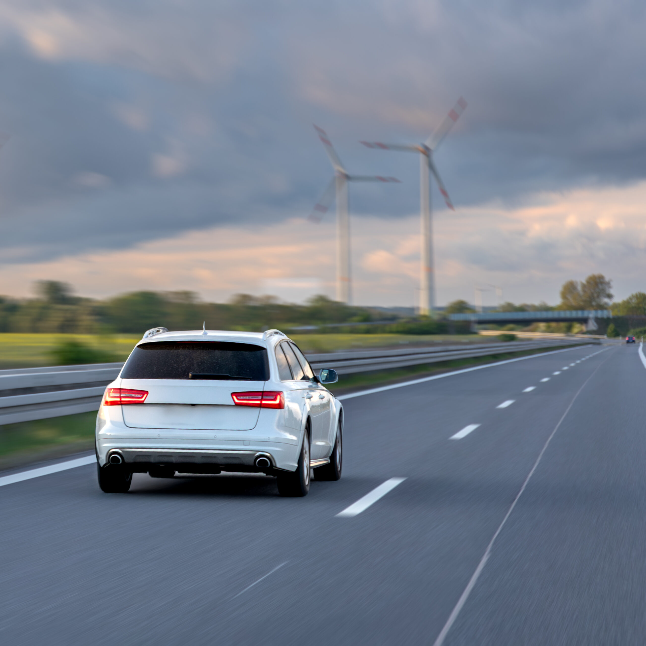 une voiture sur la route