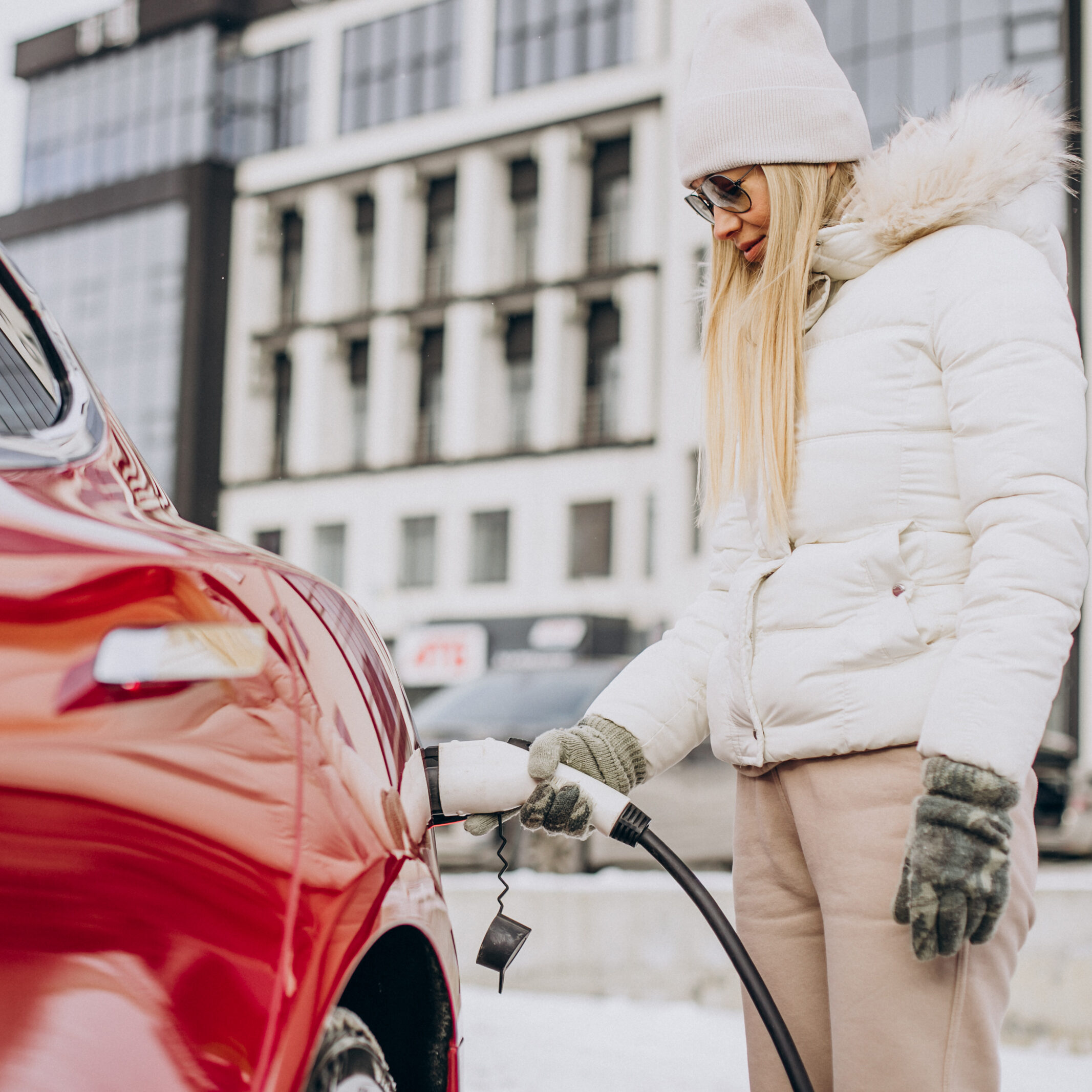 femme qui charge sa voiture en hiver